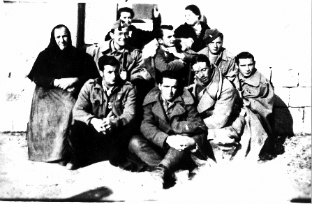 Grupo delante de un muro. Fuentes Claras.