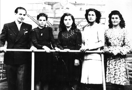 Grupo delante de un lienzo naval. Fuentes Claras.