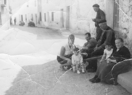 Familia sentada en una calle de Fuentes Claras.