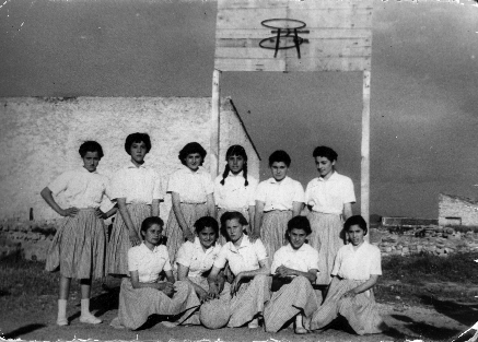 Grupo de mujeres en el campo de baloncesto de Fuentes Claras. AÃ±o 1958.