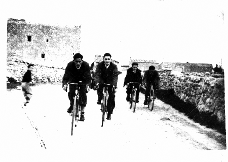 Cuatro hombres montando en bicicleta. Fuentes Claras.