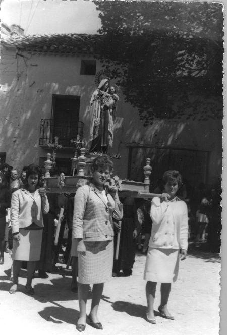 Mujeres portando una imagen en la procesiÃ³n de Fuentes Claras.AÃ±o 1962.