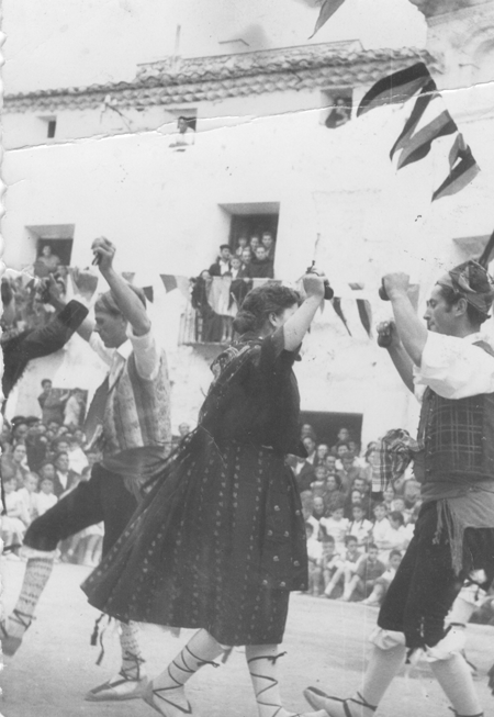 Grupo bailando jotas en Fuentes Claras.