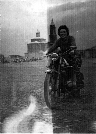 Mujer sobre motecicleta. Loscos.