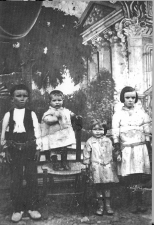 Retrato de cuatro niÃ±os. Loscos.