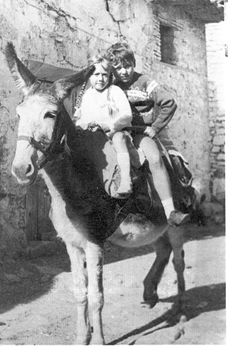 Dos niÃ±os subidos sobre una burro. AÃ±o 1969. Loscos.