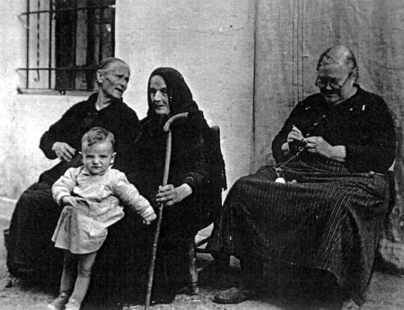 Grupo de mujeres a la fresca. Loscos.