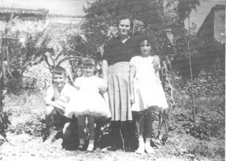 Madre con niÃ±os en el campo. Loscos.