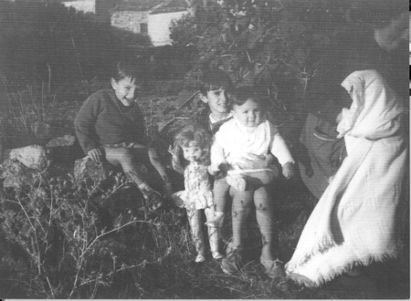 Familia pasando un dÃ­a de campo. Loscos.
