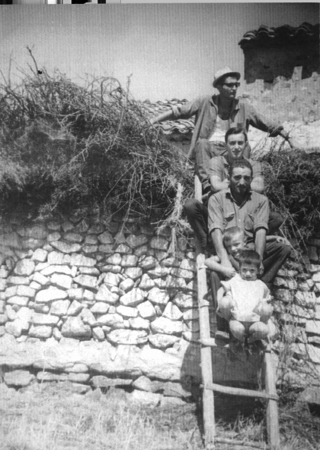 JÃ³venes y niÃ±o sobre una escalera. Loscos.