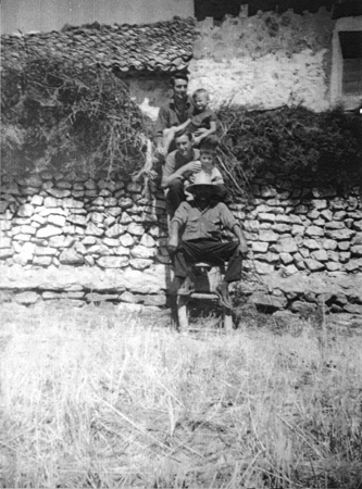 JÃ³venes y niÃ±o sobre una escalera. Loscos.
