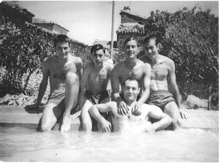 JÃ³venes en la piscina de Loscos.