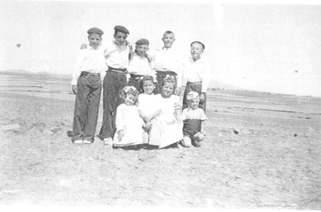 NiÃ±os en el campo. Loscos. AÃ±o 1942.