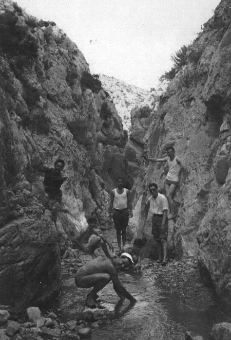 JÃ³venes comiendo en el campo. Loscos.AÃ±o 1954.