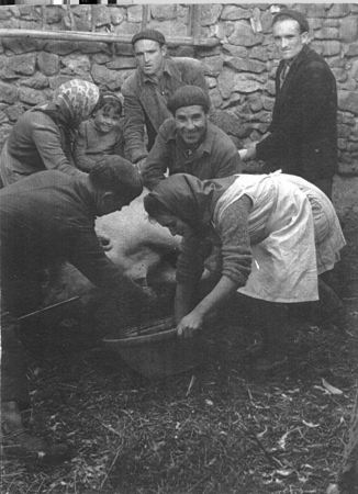 Grupo en un dÃ­a de matanza. Loscos.