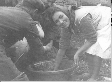 Mujeres trabajando tras la matanza. Loscos.