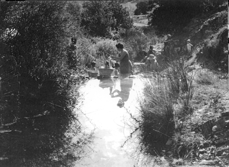 Lavando en el rÃ­o. Loscos.