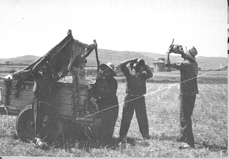 Descansando junto a un carro. Loscos.