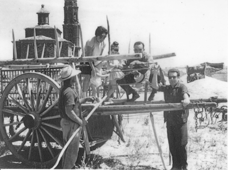 Hombres junto a un carro en la era. Loscos.