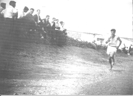 Corredor en la carrera de pollos de Loscos. AÃ±os 40.