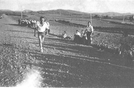 Corredor en la carrera de pollos de Loscos. AÃ±os 40.