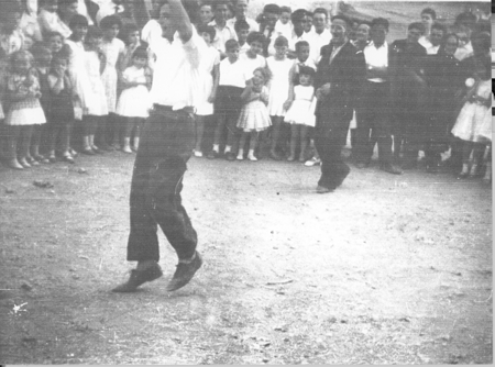 Bailando jotas en Loscos.