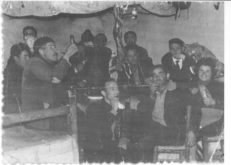 Grupo de gente divirtiÃ©ndose en un bar. Loscos.