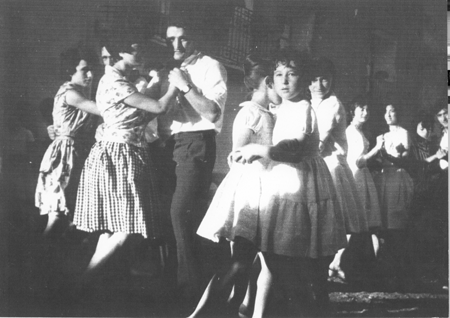 Parejas bailando en Loscos.