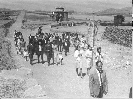 Sacando el estandarte en Loscos.