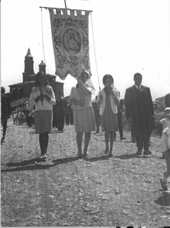 JÃ³venes portando un estandarte. Loscos.