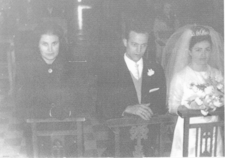 Pareja de novios en el altar. Loscos.