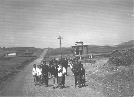 NiÃ±os portando un estandarte en Loscos.