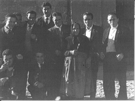 Grupo de jÃ³venes junto a una anciana. Loscos.