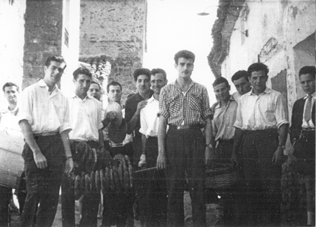 Grupo de jÃ³venes de Loscos en la recogida de roscones.
