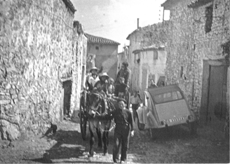 Grupo sobre un carro en Loscos. AÃ±o 1968.