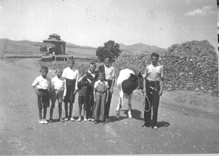 Grupo de niÃ±os con una vaca en el dÃ­a de San Roque. Loscos.