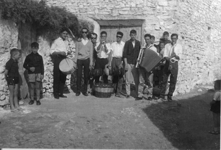 Grupo recogiendo tortas y roscones. AÃ±o 1964. Loscos.