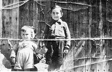 NiÃ±os en la puerta del corral. Lechago.