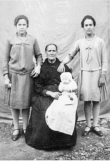Abuela con las nietas. Lechago.