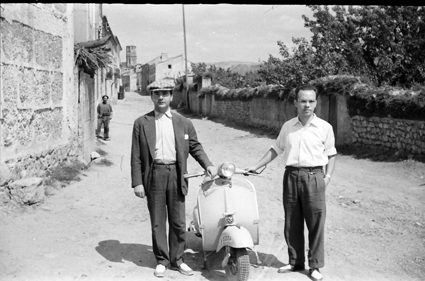 JÃ³venes junto a motocicleta. Lechago