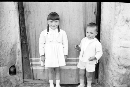 NiÃ±os en el portal de la casa. Lechago