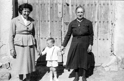 Mujeres y niÃ±o en el portal. Lechago