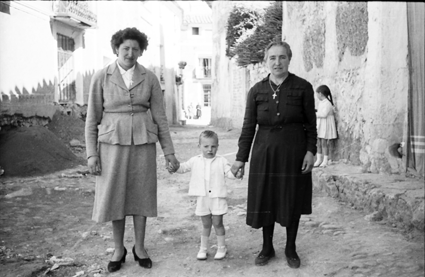 Retrato familiar en la calle. Lechago