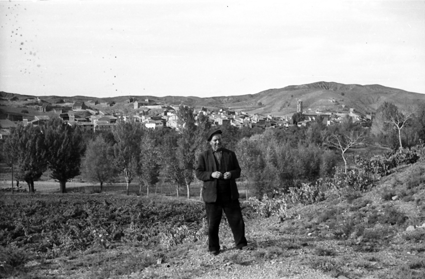 Retrato en el campo con la localidad de fondo. Lechago