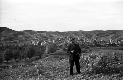 Retrato con pueblo de fondo. Lechago