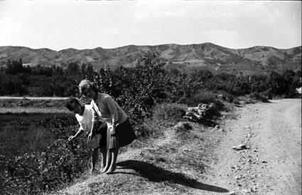 Mujeres a orilla del camino. Lechago