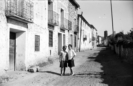 Mujeres en el centro de la calle. Lechago