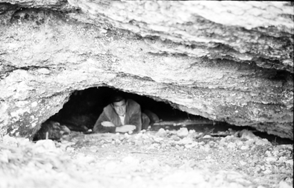 Joven en la boca de la cueva. Lechago