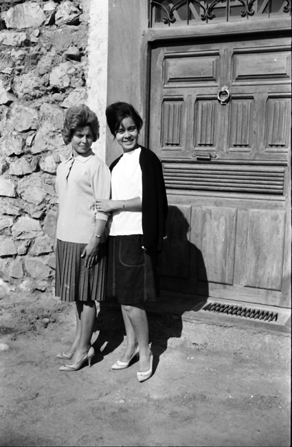 Dos muchachas en la puerta de casa. Lechago