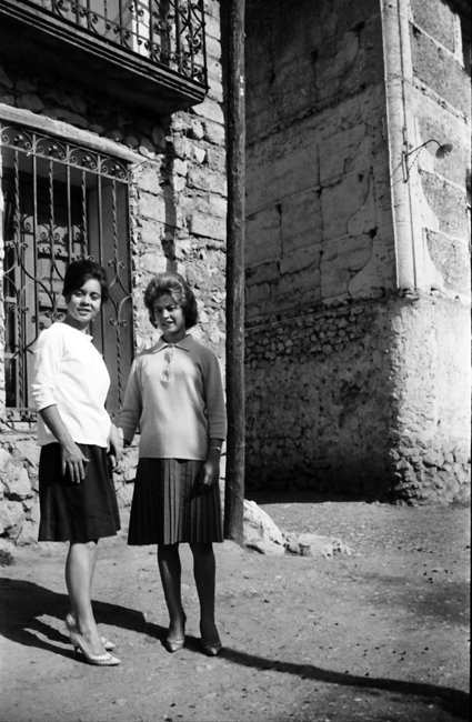 Muchachas delante de la verja de la ventana. Lechago